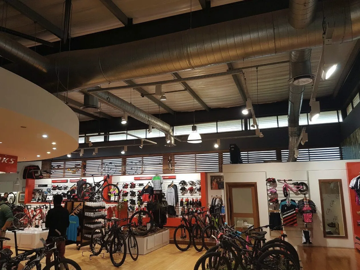 Lighting installation in a retail interior